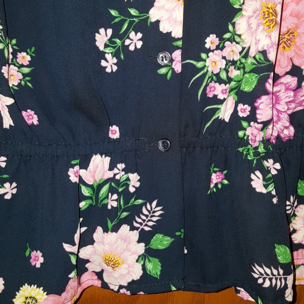 H&M blouse !! ๐ผ๐ป๐น๐ฅ - Picture 4 of 5